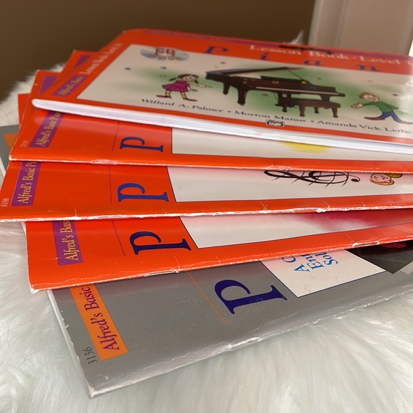 Alfred’s Basic Piano Library Beginner Lesson Books - Picture 2 of 10